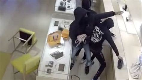 Thieves steal over 0K in merchandise from Louis Vuitton store 